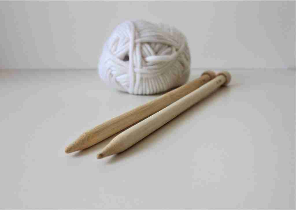 Knitting needles with white yarn